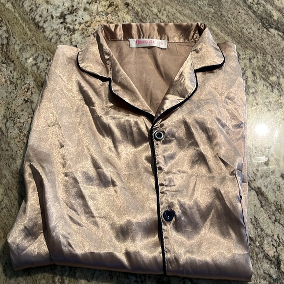 Girls size 16 pajama top polyester and spandex gold color - Picture 6 of 6